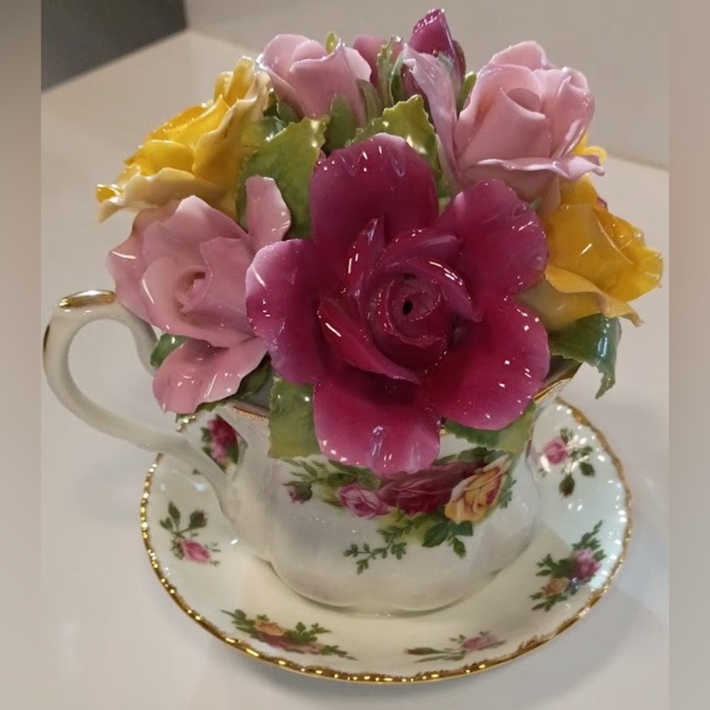 Royal Albert Musical Teacup Old Country Roses, NEW